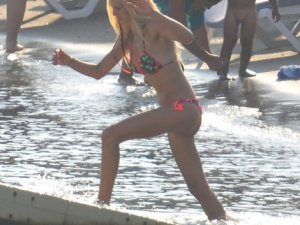 Sexsi oyuncu bikinisiyle nefes kesti