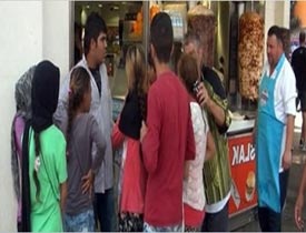35 Suriyeliye döner ısmarladı, parasını ödemedi