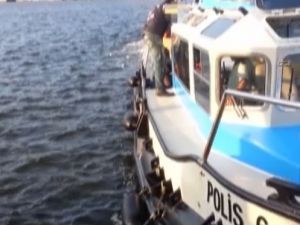 Polisi görünce denize atladı