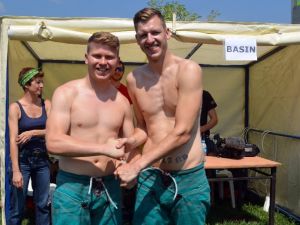 Türk ve İngiliz güreşçiler er meydanında