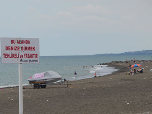 Trabzon'da boğulmayı göze alıp denize giriyorlar