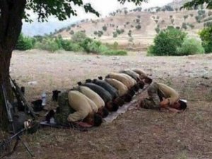 Askerden operasyon öncesi namaz