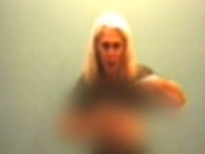 Yargılanan porno yıldızı mahkemede soyundu