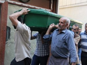 Babasının kafasına sıkarak öldürdü