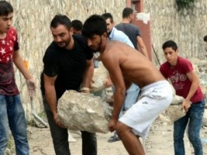 Vefakar taraftar! Stad onarımına yardım ettiler