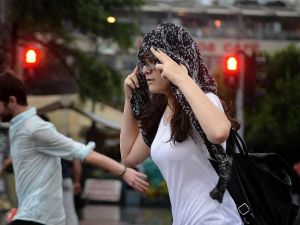 Taksim yağmura hazırlıksız yakalandı