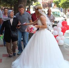 Gelinlikle broşür dağıtınca evlilik teklifi aldı
