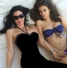 Defne Samyeli'nin Kızı Bikinisi ile büyüledi!