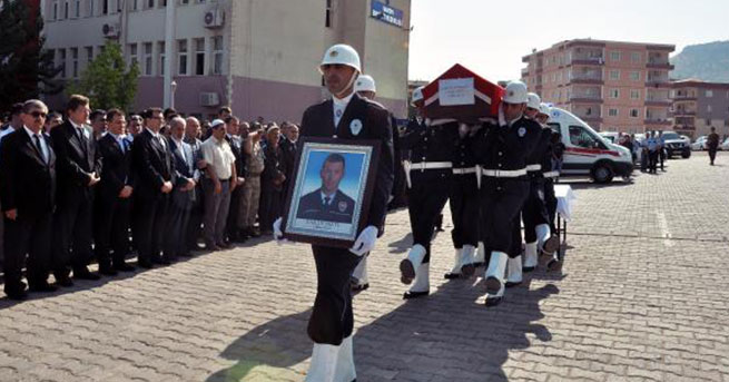 Şehit polis Kürtçe ağıtlarla uğurlandı