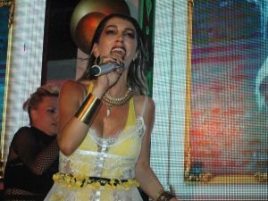 Hande Yener hastanelik oldu