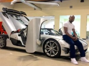 Canı sıkılınca para harcayan boksör yine araç aldı!