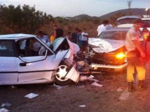 Otomobiller kafa kafaya çarpıştı: 1 ölü, 9 yaralı