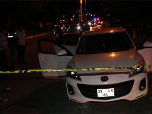 Seyir halindeki aracın içerisinde çatışma!