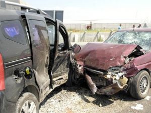 İki araç kafa kafaya çarpıştı: 2’si çocuk 6 yaralı!