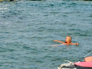 Meral Zeren Bebek’te denize girdi