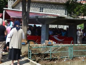 Sel faciasında hayatını kaybedenler toprağa veriliyor