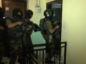 34 kişinin gözaltına alındığı operasyon kamerada