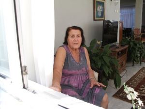 Yardım bahanesiyle yaşlı kadının mücevherlerini çaldılar