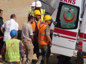 Yüzlerce kilo demirin altında kaldı