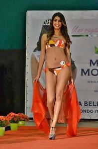 Müslüman Model'in İç Çamaşırlı Pozları Olay Oldu