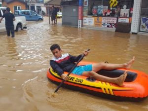 Sel sularında botla seyahat
