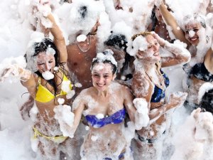 Tatilci kızlar köpük partisinde eğlendi!