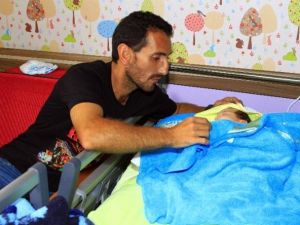 Sel felaketinden kurtulan bebek hastanede