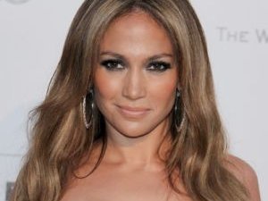 Jennifer Lopez mahallenin kızı imajına geri döndü
