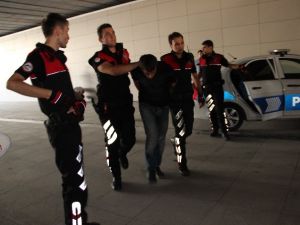 Teröristler silahlarıyla metrobüste yakalandı