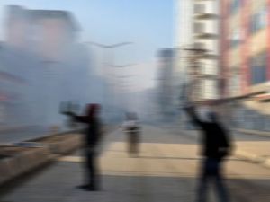 Polise atmak istediği patlayıcı elinde patladı