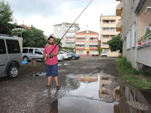 Çarşamba’da Yoldaki Çukura ‘Oltalı’ Protesto