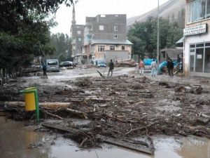 Selde bir anda geldi