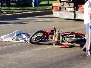 Kamyon baba ve oğlunu ezdi