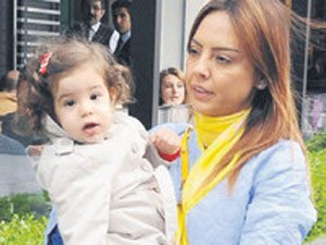 Ebru Gündeş kızıyla tatilde
