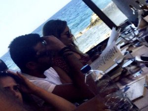 Sinem Kobal bikinili aklış verişe çıktı!