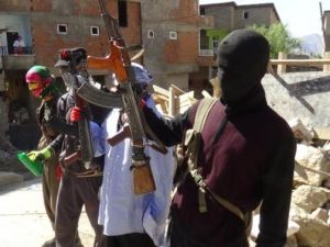 Terör grupları barikat kurup silahlandı