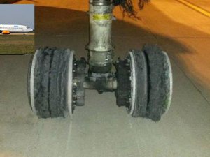 Lastik patladı, yolcular uçamadı