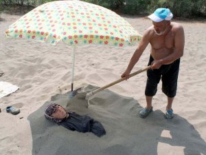Mersin'de şifa için kuma gömülüyorlar