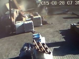 Kamyonla TIR’ın çarpıştığı kaza kamerada