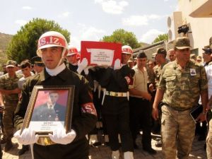 Şehit asker son yolculuğuna uğurlandı