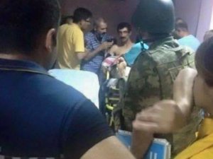 Yaralı teröristi linçten asker kurtardı