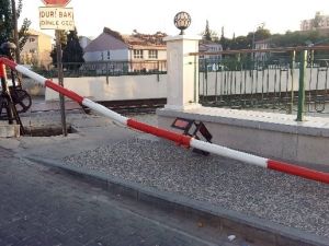 Demir bariyer koptu, facia kıl payı atlatıldı