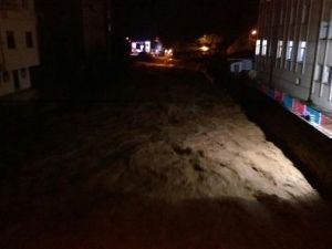 Sağanak yağış 7 köyü ulaşıma kapattı