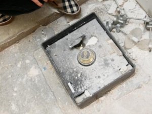 Eski Bir Kasayı Açan Çift 50.000$ ve Hazine Haritasıyla Karşılaştı