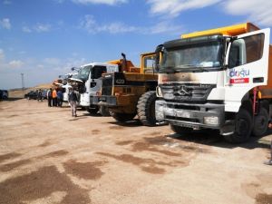 Teröristler yine yaktı: 6 kamyon, 2 kamyonet