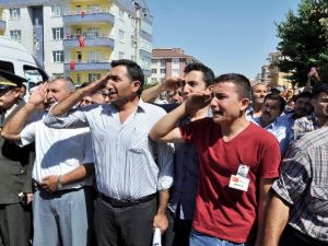 Kardeşleri şehidi asker selamı ile karşıladı