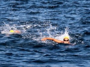 Çanakkale Boğazı’nı yüzerek geçtiler