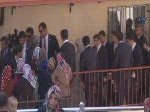 Başbakan Davutoğlu Şehit Polisin Ailesini Ziyaret Ederek Taziyelerini İletti