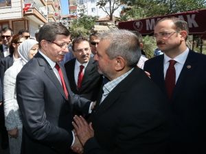 Başbakan Davutoğlu, Şehit Polis Tanju Sakarya'nın Ailesini Ziyaret Etti