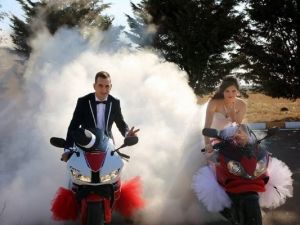 Gelin arabası yerine motosikletleri ile gezdiler